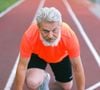 Réaliser cinq levés de chaise en plus de 14 secondes signale une baisse de masse musculaire.