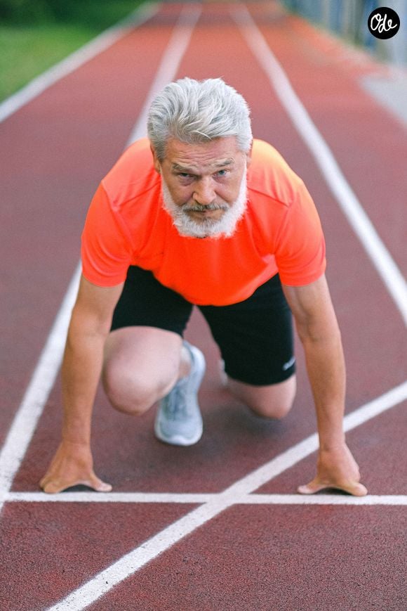 Réaliser cinq levés de chaise en plus de 14 secondes signale une baisse de masse musculaire.