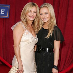 Sa mère, Lesley Vogel, a pris la parole après le drame.

Hayden Panettiere avec sa mère Lesley Vogel à la première de Remember the Titans. Photo par Backgrid USA / Bestimage