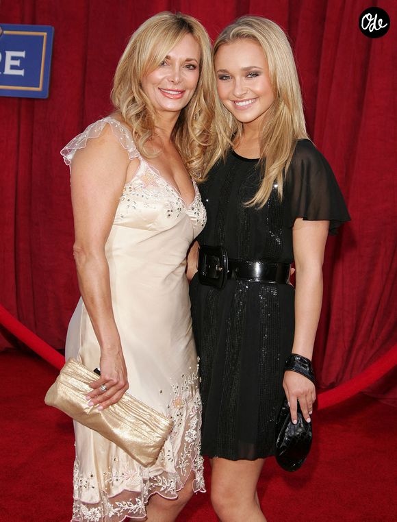 Sa mère, Lesley Vogel, a pris la parole après le drame.

Hayden Panettiere avec sa mère Lesley Vogel à la première de Remember the Titans. Photo par Backgrid USA / Bestimage