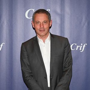 Marc-Olivier Fogiel prend la pose à son arrivée au dîner annuel du Conseil représentatif des institutions juives de France (CRIF - Conseil représentatif des institutions juives de France) au Carrousel du Louvre à Paris, le 6 mai 2024. Photo de Tomas Stevens/ABACAPRESS.COM