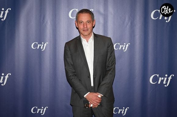 Marc-Olivier Fogiel prend la pose à son arrivée au dîner annuel du Conseil représentatif des institutions juives de France (CRIF - Conseil représentatif des institutions juives de France) au Carrousel du Louvre à Paris, le 6 mai 2024. Photo de Tomas Stevens/ABACAPRESS.COM
