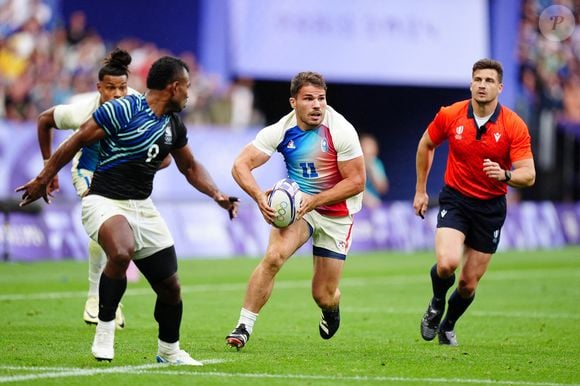 Le Français Antoine Dupont en action lors du match pour la médaille d'or de rugby à 7 contre les Fidji au Stade de France lors de la première journée des Jeux Olympiques de Paris 2024 en France. Date de la photo : samedi 27 juillet 2024. © PA Photos