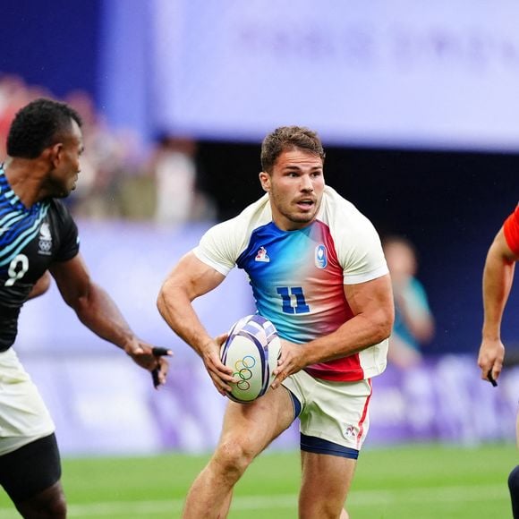 Le Français Antoine Dupont en action lors du match pour la médaille d'or de rugby à 7 contre les Fidji au Stade de France lors de la première journée des Jeux Olympiques de Paris 2024 en France. Date de la photo : samedi 27 juillet 2024. © PA Photos