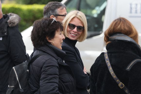 Parmi eux, sa meilleure amie Isabelle Alonso a pris la parole avec beaucoup d’émotion.

Isabelle Alonso, Sylvie Tellier - Sorties des obsèques d'Isabelle Mergault à la Coupole du Père-Lachaise à Paris le 30 mars 2026. © Cyril Moreau - Dominique Jacovides / Bestimage