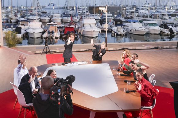 Exclusif - Noémie Merlant, Sanda Codreanu , Bertrand Chameroy, Sofiane Zermani (Fianso), Souheila Yacoub, Anne-Elisabeth Lemoine, Adriana Karembeu, Patrick Cohen, Pierre Lescure sur le plateau de 'émission "C à vous" lors du 77ème Festival International du Film de Cannes le 17 mai 2024. © Jack Tribeca / Bestimage