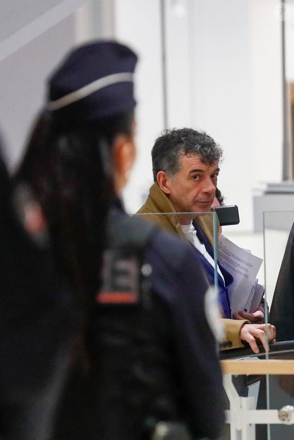 Le parquet requiert dix-huit mois de sursis et 10 000 d'amende.

Le procès de Stéphane Plaza débute au tribunal correctionnel de Paris, où il est jugé pour violences sur deux anciennes compagnes, à Paris, France. © Chrstophe Clovis/Bestimage