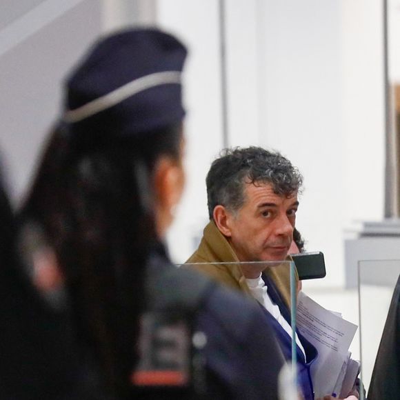 Le parquet requiert dix-huit mois de sursis et 10 000 d'amende.

Le procès de Stéphane Plaza débute au tribunal correctionnel de Paris, où il est jugé pour violences sur deux anciennes compagnes, à Paris, France. © Chrstophe Clovis/Bestimage