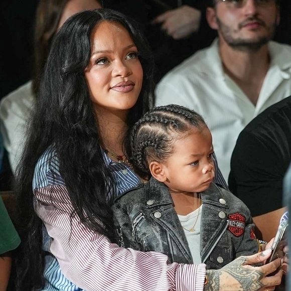 Les faits se sont produits ce dimanche 8 mars 2026, à 13 heures, au domicile de la chanteuse, à Beverly Hills.

Rihanna et son fils Riot au défilé AWGE "Collection Homme Prêt-à-Porter Printemps/Eté" lors de la Fashion Week de Paris.

Photo : Backgrid UK / Bestimage