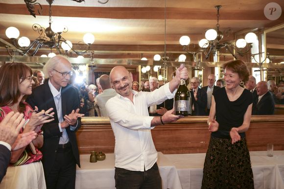 Exclusif - Richard Malka a reçu le Prix de La Revue des Deux Mondes 2025 des mains de Aurélie Julia et de Marc Ladreit de Lacharrière,  en présence de Luce Perrot, Valérie Toranian, Franz-Olivier Giesbert, Emmanuel Chain, Emmanuel Kasarhérou, et de nombreux invités au Bistrot de Paris. Paris, France, le 03 juin 2025. © Jack Tribeca / Bestimage