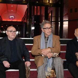 La Splendide Troupe : (de gauche à droite) Marie-Anne Chazel, Michel Blanc, Christian Clavier, Thierry Lhermitte, Bruno Moynot, Gérard Jugnot et Josiane Balasko posent avec le César d'honneur lors de la 46e édition de la cérémonie des César du cinéma à l'Olympia à Paris, France, le 12 mars 2021. Photo by Pascal Le Segretain/Pool/ABACAPRESS.COM