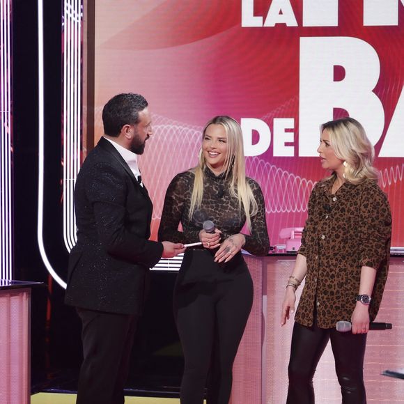 Exclusif - Cyril Hanouna, Kelly Vedovelli, Priscilla Betti sur le plateau de l’émission « TPMP » La dernière sur C8,  présentée par C.Hanouna et diffusée en direct sur C8, Paris, France, le 27 fevrier 2025. © Jack Tribeca / Bestimage
