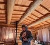 Sur le premier cliché, nous pouvons le voir dans sa fameuse cabane avec sa petite Rita dans les bras, elle qui se retrouve emmitouflée dans une écharpe de portage contre son papa. Le deuxième cliché nous montre alors Catherine Robert avec sa fille contre elle.

Vianney partage des photos de son quotidien sur Instagram dimanche 4 octobre 2026