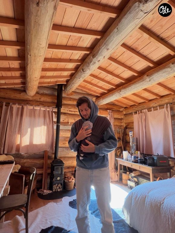 Sur le premier cliché, nous pouvons le voir dans sa fameuse cabane avec sa petite Rita dans les bras, elle qui se retrouve emmitouflée dans une écharpe de portage contre son papa. Le deuxième cliché nous montre alors Catherine Robert avec sa fille contre elle.

Vianney partage des photos de son quotidien sur Instagram dimanche 4 octobre 2026