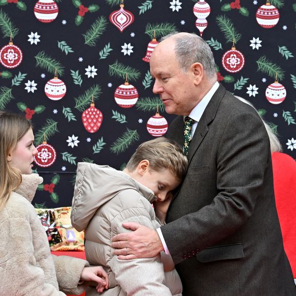 Le prince Albert II de Monaco, la princesse Charlene et leurs enfants la princesse Gabriella et le prince héréditaire Jacques ont accueilli les enfants monégasque pour le traditionnel arbre de Noël du Palais à Monaco, le 17 décembre 2025. La famille princière a assisté à un spectacle dans la cour d'honneur du Palais puis a distribué cadeaux et friandises avec l'aide de la princesse Stéphanie de Monaco, et de ses enfants, Louis Ducruet et Camille Gottlieb. © Bruno Bebert/Bestimage