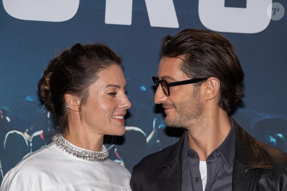 Lors de l’avant-première de Gourou, il est apparu complice et élégant aux côtés de son épouse Natasha Andrews.

Natasha Andrews, Pierre Niney assistent à l'avant-première du film 'Gourou' au Pathe Palace le 26 janvier 2026 à Paris, France. Photo par Nasser Berzane/ABACAPRESS.COM