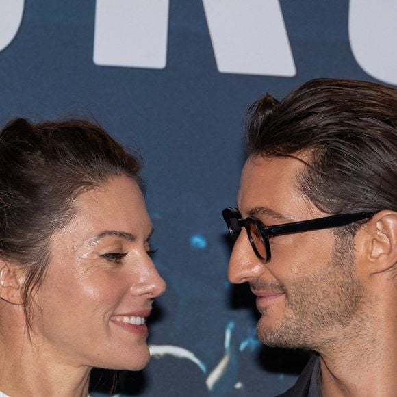 Lors de l’avant-première de Gourou, il est apparu complice et élégant aux côtés de son épouse Natasha Andrews.

Natasha Andrews, Pierre Niney assistent à l'avant-première du film 'Gourou' au Pathe Palace le 26 janvier 2026 à Paris, France. Photo par Nasser Berzane/ABACAPRESS.COM