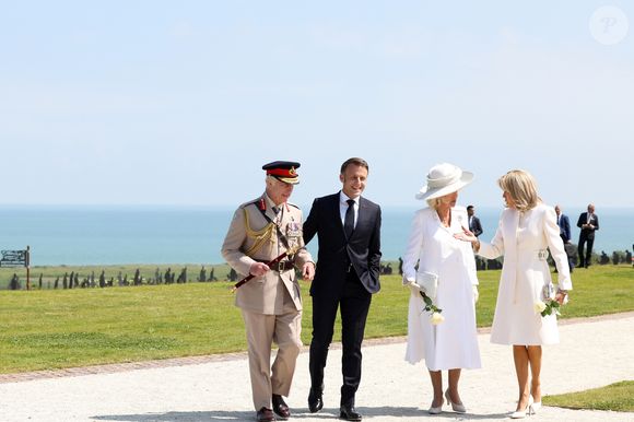Ils rendront visite au roi Charles III et à la reine Camilla
Le président français, Emmanuel Macron et le roi Charles III d'Angleterre accompagné de la première dame, Brigitte Macron et la Camilla Parker Bowles, reine consort d'Angleterre lors de la cérémonie franco-britannique au mémorial de Ver-sur-mer, lors du 80e anniversaire du débarquement, le 6 juin 2024. © Stéphane Lemouton/Bestimage