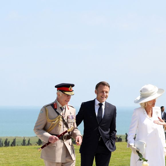 Ils rendront visite au roi Charles III et à la reine Camilla
Le président français, Emmanuel Macron et le roi Charles III d'Angleterre accompagné de la première dame, Brigitte Macron et la Camilla Parker Bowles, reine consort d'Angleterre lors de la cérémonie franco-britannique au mémorial de Ver-sur-mer, lors du 80e anniversaire du débarquement, le 6 juin 2024. © Stéphane Lemouton/Bestimage