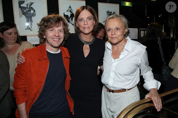 De nombreuses personnalités s’y sont rendues, dont Alex Lutz

Exclusif - Alex Lutz, Anne Le Nen (Co-autrice de la pièce) et sa femme Muriel Robin - Générale de la Pièce "On va tous être d'accord… ou pas " au théâtre Lepic à Paris le 6 Mai 2025. © Bertrand Rindoff/Bestimage