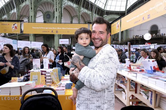 Mathieu Ceschin ( L'Amour est dans le pré ) avec son fils Ezio - Festival du livre de Paris au Grand Palais le 13 avril 2025. © Cédric Perrin/Bestimage