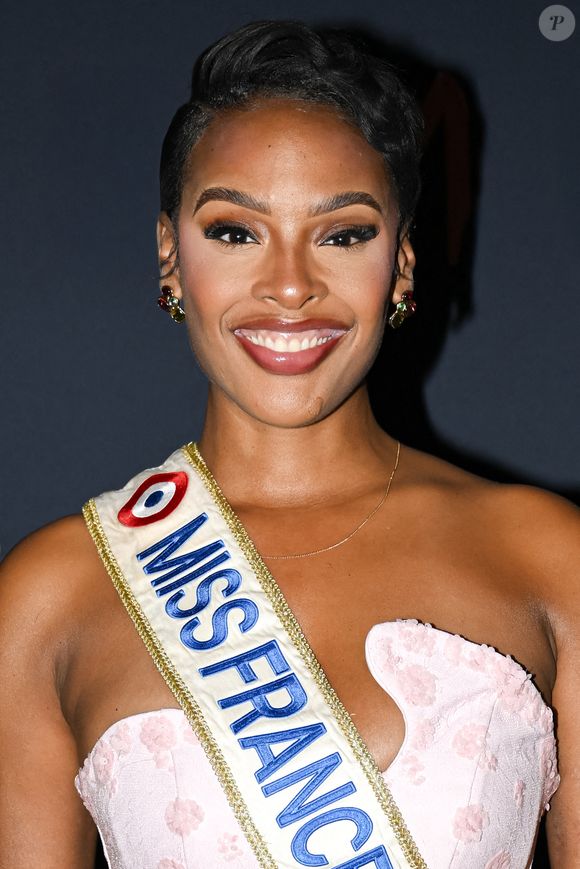 Miss France Angelique Angarni-Filopon lors d'une soirée de présentation du Qatar Prix de l'Arc de Triomphe le 2 octobre 2025 à Paris, France. Photo par Victor Joly/ABACAPRESS.COM