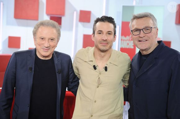 Michel Drucker, Jeremy Ferrari et Laurent Ruquier lors de l'enregistrement de l'émission "Vivement dimanche" au studio Rive Gauche, présentée par M.Drucker avec une diffusion sur France 3 le 8 mars 2026, à Paris, France, le 25 février 2026. © Guillaume Gaffiot/Bestimage