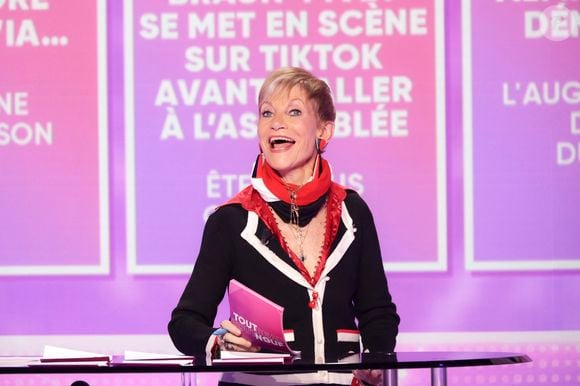 Exclusif - Isabelle Morini-Bosc, sur le plateau de TBT9 présentée par les chroniqueurs en l'absence de C.Hanouna, retenu par les championnats de France par équipe de padel à Troyes. Le programme a été diffusé en direct sur W9, à Paris (France) le 30 janvier 2026.
© Jack Tribeca / Bestimage