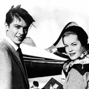 Pendant le tournage de "Christine", Romy Schneider  tombe amoureuse de l'acteur Alain Delon qui joue dans le film. Elle quitte brusquement l'Allemagne pour le rejoindre à Paris. 

Alain Delon et Romy Schneider photographiés à Paris à l'aéroport d'Orly le 18 mars 1959 à Paris, France. © Keystone USA Collection / Bestimage