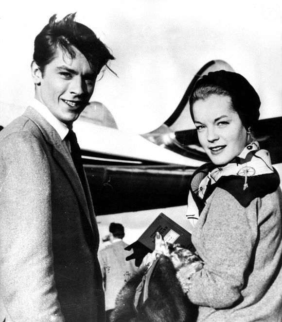 Pendant le tournage de "Christine", Romy Schneider  tombe amoureuse de l'acteur Alain Delon qui joue dans le film. Elle quitte brusquement l'Allemagne pour le rejoindre à Paris. 

Alain Delon et Romy Schneider photographiés à Paris à l'aéroport d'Orly le 18 mars 1959 à Paris, France. © Keystone USA Collection / Bestimage