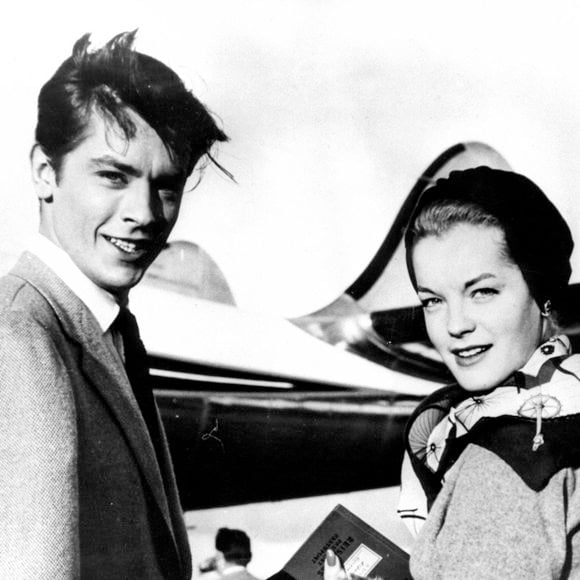 Pendant le tournage de "Christine", Romy Schneider  tombe amoureuse de l'acteur Alain Delon qui joue dans le film. Elle quitte brusquement l'Allemagne pour le rejoindre à Paris. 

Alain Delon et Romy Schneider photographiés à Paris à l'aéroport d'Orly le 18 mars 1959 à Paris, France. © Keystone USA Collection / Bestimage