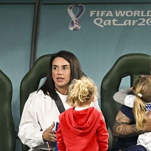 On peut voir que Mia Griezmann Choperena est rentrée avec deux médailles d’or

Antoine Griezmann en famille avec sa femme Erika Choperena et leurs filles - Les joueurs de l'équipe de France passent un moment avec leur famille avant la rencontre France/Tunisie lors de la Coupe du Monde de la FIFA, Qatar 2022 le 30 novembre 2022. © JB Autissier / Panoramic / Bestimage