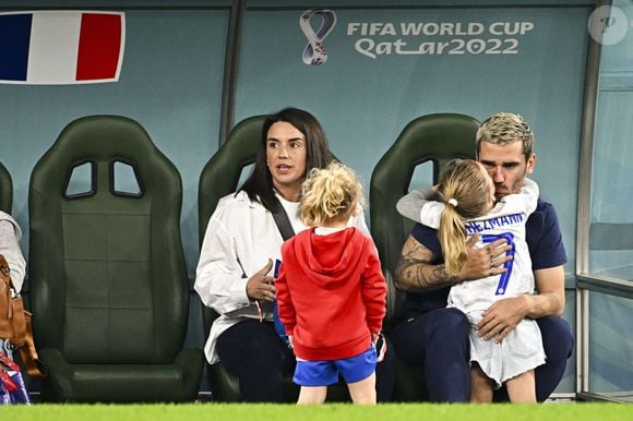 On peut voir que Mia Griezmann Choperena est rentrée avec deux médailles d’or

Antoine Griezmann en famille avec sa femme Erika Choperena et leurs filles - Les joueurs de l'équipe de France passent un moment avec leur famille avant la rencontre France/Tunisie lors de la Coupe du Monde de la FIFA, Qatar 2022 le 30 novembre 2022. © JB Autissier / Panoramic / Bestimage