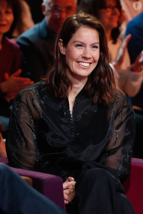 Fanny Leeb lors de l'enregistrement de l'émission "Famille je vous aime" présentée par M. Drucker et qui sera diffusée le 13 juin 2025 sur France 3, aux Studios rive gauche à Paris, France, le 15 avril 2025. © Clovis-Gaffiot/Bestimage