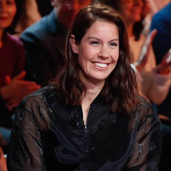 Fanny Leeb lors de l'enregistrement de l'émission "Famille je vous aime" présentée par M. Drucker et qui sera diffusée le 13 juin 2025 sur France 3, aux Studios rive gauche à Paris, France, le 15 avril 2025. © Clovis-Gaffiot/Bestimage