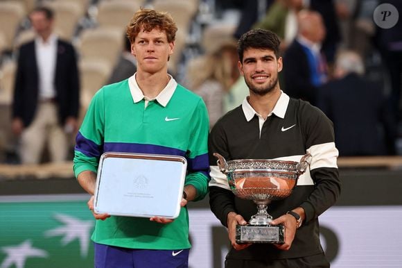 Carlos Alcaraz (R) et Jannik Sinner posent pour une photo lors de la cérémonie de remise des prix après le match de la finale du simple messieurs entre l'Italien Jannik Sinner et l'Espagnol Carlos Alcaraz lors du tournoi de tennis de Roland Garros, Paris, France, le 8 juin 2025. Photo par Li Jing/Xinhua/ABACAPRESS.COM