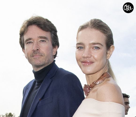 L'homme d'affaires Antoine Arnault et la supermodel Natalia Vodianova se sont rencontrés en 2008 lors du tournage d'une publicité...

Natalia Vodianova et son mari Antoine Arnault assistent au défilé Christian Dior Femme Printemps-Été dans le cadre de la Fashion Week de Paris, à Paris, en France. Photo d’Aurore Marechal/Abaca