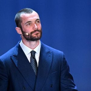 Louis Sarkozy durant son premier meeting de campagne pour les prochaines élections municipales à Menton entouré de ses colistiers, de sa femme Natali, de sa mère Cécilia Attias venu avec son mari Richard Attias au Palais de l'Europe, le 12 mars 2026. © Bruno Bebert / Bestimage