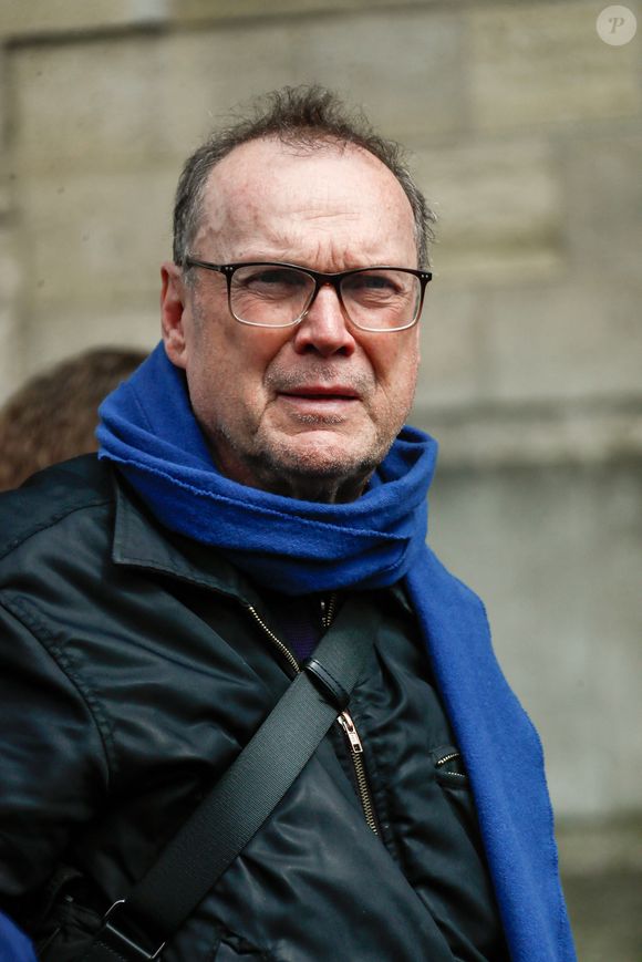 Au micro de Kamasoumax, un créateur de contenu, Julien Lepers a exprimé son regret de voir Questions pour un champion disparaître progressivement

 Julien Lepers à la sortie des obsèques du producteur Humbert Ibach (Mémé Ibach), figure du disque et de la TV des années 70/90, en l'église Notre Dame d'Auteuil à Paris, France, le 12 mai 2025. © Christophe Clovis/Bestimage