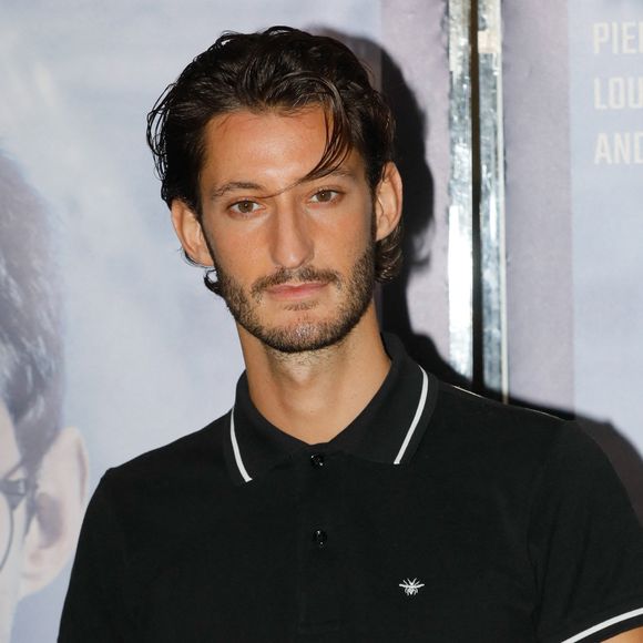Acteur à succès, Pierre Niney est aussi un papa très impliqué dans l'éducation de ses deux petites filles.

Pierre Niney - Avant-première du film "Boîte noire" à l'UGC Ciné Cité les Halles à Paris, France. © Christophe Clovis / Bestimage