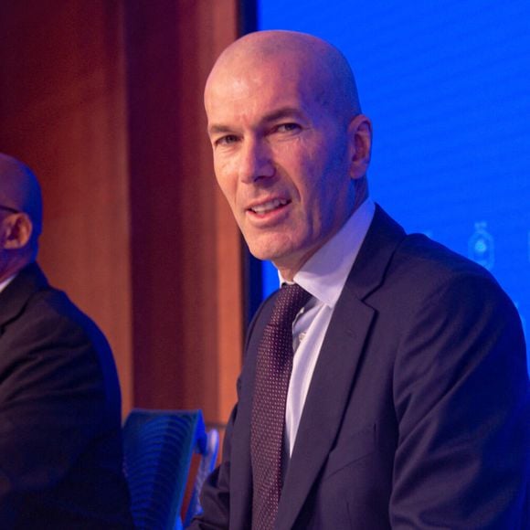 Un membre du staff médical de Zinédine Zidane a vu son poste lui échapper à la dernière minute. 

L'ancien international français de football Zinédine Zidane (à droite) s'exprime aux côtés du président de la Fédération française de football, Philippe Diallo (à gauche), lors d'une conférence de presse visant à le présenter comme le nouveau sélectionneur de l'équipe de France, au siège de la Fédération française de football (FFF) à Paris, le 28 juillet 2026. © Baptiste Autissier/PsnewZ/Bestimage