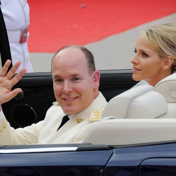 Le prince Albert II de Monaco, ici dans la Lexus hybride de son mariage avec la princesse Charlene le 2 juillet 2011, mettra en vente le 26 juillet 2012 par l'entremise d'Artcurial Motorcars près de 40 voitures provenant de la collection personnelle de son défunt père Rainier III.