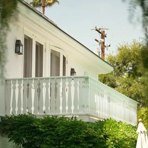 Voici à quoi ressemble la villa blanche de Sylvie Vartan à Los Angeles.