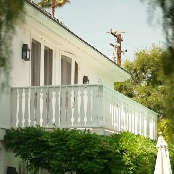 Voici à quoi ressemble la villa blanche de Sylvie Vartan à Los Angeles.