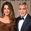 Amal Clooney somptueuse dans une magnifique robe drapée au bras de Georges Clooney à Londres