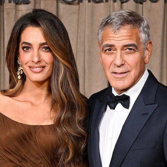Amal Clooney a ébloui Londres lors de la cérémonie des Albies, organisée avec son mari George Clooney au Musée d’Histoire naturelle.

Amal Clooney et son époux, George Clooney lors de la cérémonie des Albies au Musée d’Histoire naturelle de Londres. Photo par Backgrid UK/ Bestimage