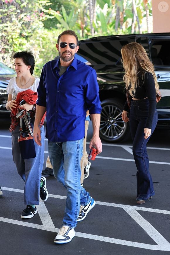 Ben Affleck et Jennifer Lopez se réunissent pour la première fois avec leurs enfants (Samuel, Seraphina, Emme, Maximilian), depuis l'annonce de leur divorce, au Beverly Hills Hotel à Los Angeles, le 14 septembre 2024. ©Backgrid USA / Bestimage