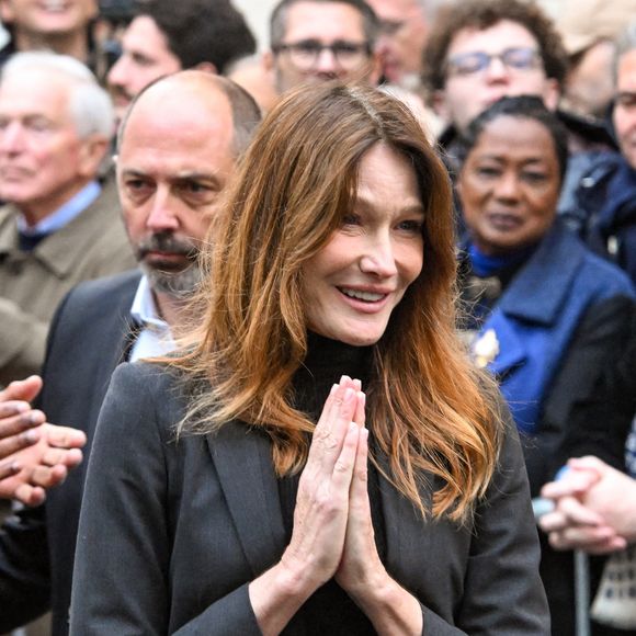 "En vérité, les régimes n'ont pas beaucoup de sens. En revanche, manager sa glycémie, ça a du sens. Parce que c'est la glycémie, quand elle monte trop brusquement, qui fait qu'on a des envies de sucre au fond."

Carla Bruni - Le clan Sarkozy à la sortie du domicile de Nicolas Sarkozy domicile parisien avant son incarcération à la prison de La Santé à Paris, France, le 21 octobre 2025. Bestimage