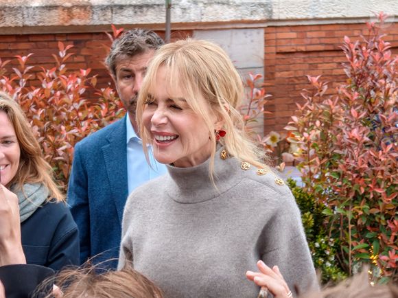 Nicole Kidman attendue par de nombreux fans avant le diner Chanel à Biarritz la veille du défilé Croisière Chanel le 27 avril 2026. © Christophe de Prada / Bestimage