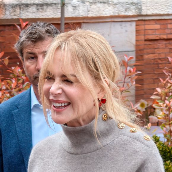 Nicole Kidman attendue par de nombreux fans avant le diner Chanel à Biarritz la veille du défilé Croisière Chanel le 27 avril 2026. © Christophe de Prada / Bestimage